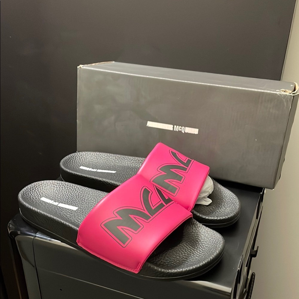 Alexander McQueen MCQ Pool Slides - Hot pink